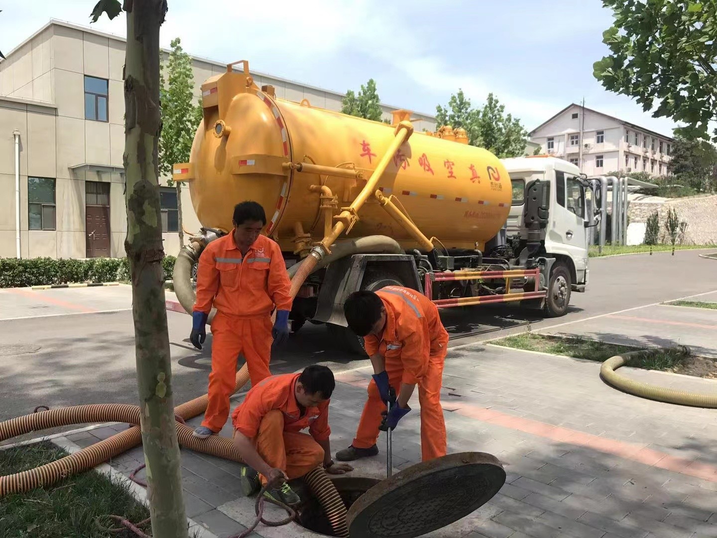 临泉管道疏通车停在窨井附近