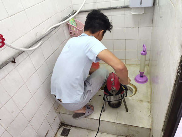 临泉管道堵塞冒臭气 专业师傅现场解决问题