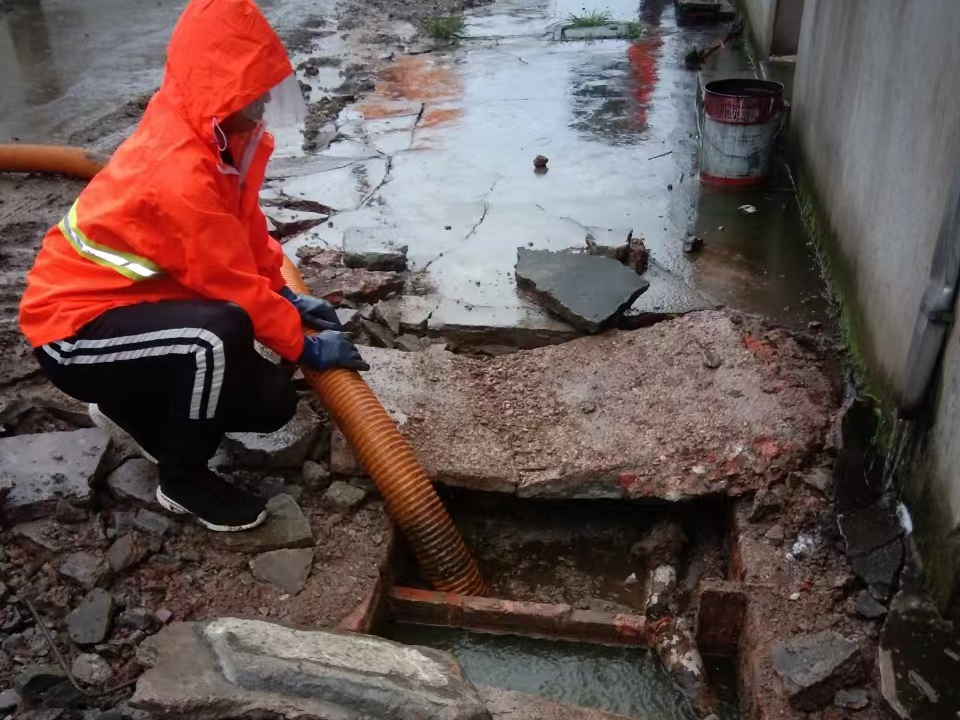 临泉专业清理污水池 炜誉市政以规范流程守护城市 “肠道”