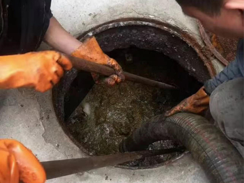 临泉清理化粪池时如何避免沼气的危害？